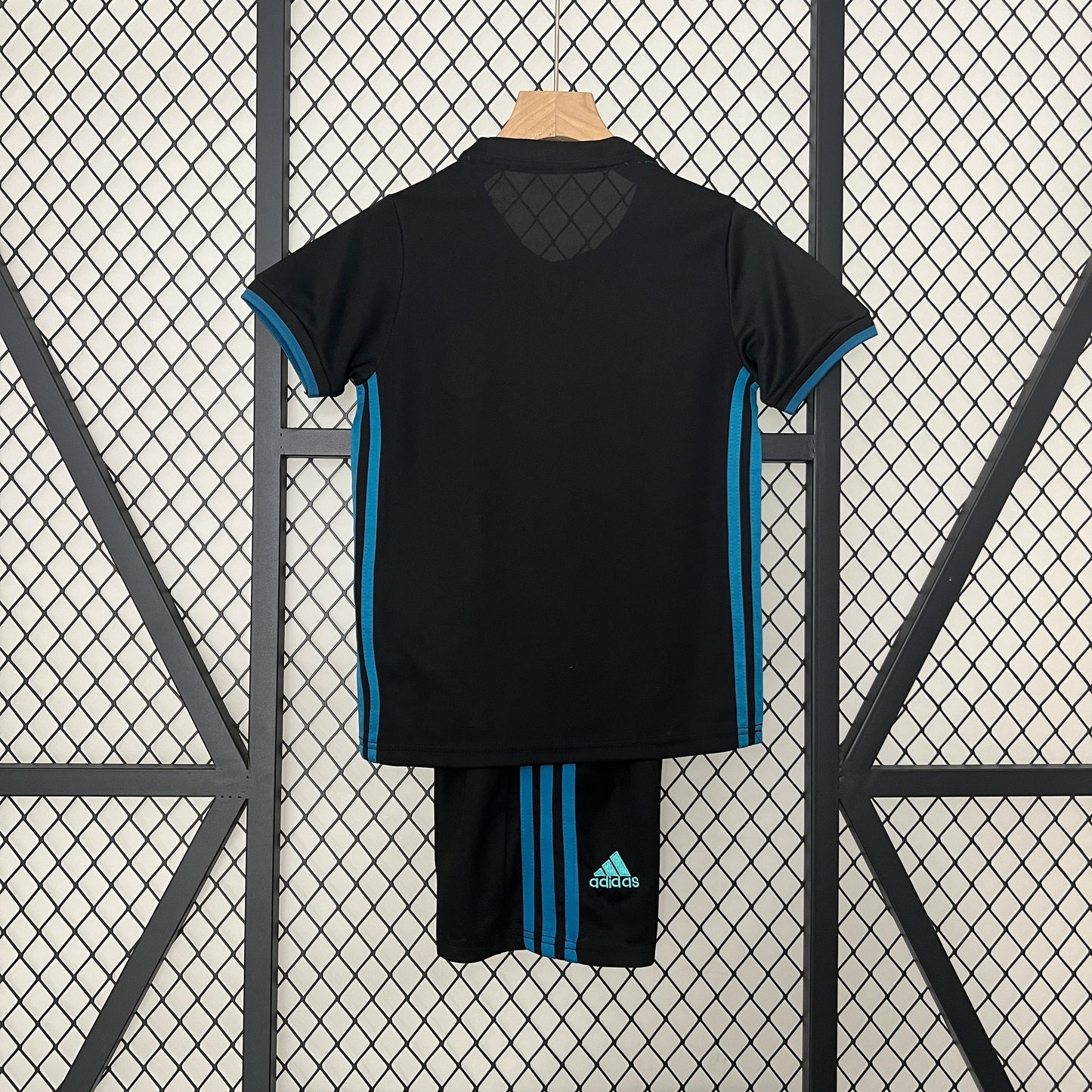 Kit Infantil Real madrid reserva 17/18 - Versão Retrô